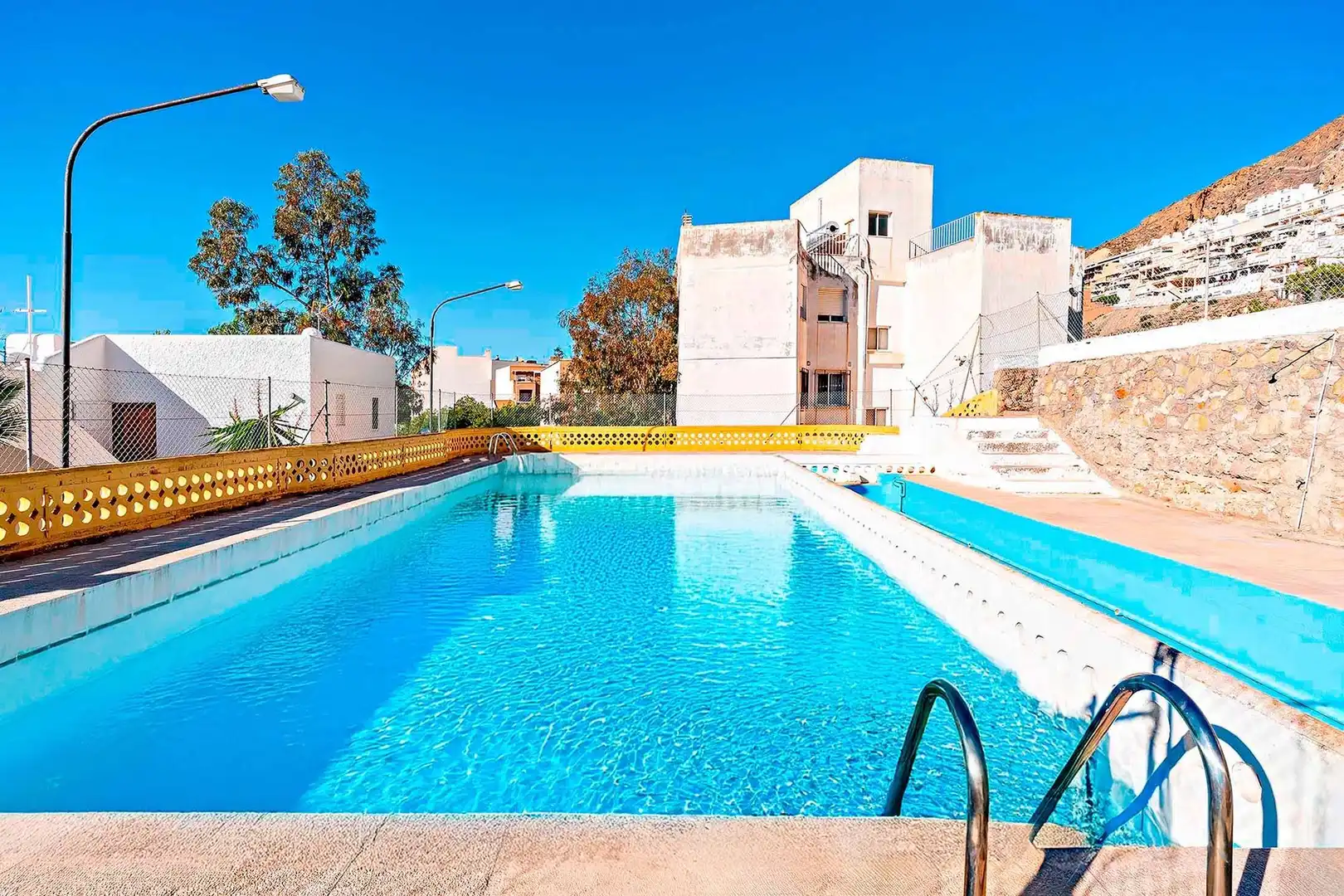Piscina de Casa adosada en venda en Roquetas de Mar amb Jardí privat, Terrassa i Traster