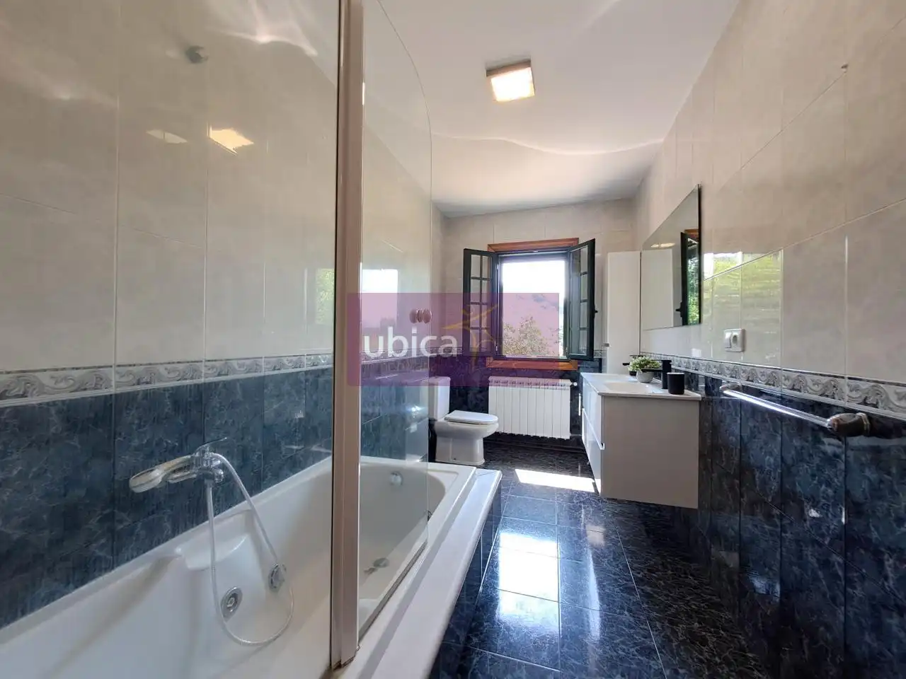 Badezimmer von Haus oder Chalet zum Verkauf in Tui mit Heizung, Privatgarten und Terrasse