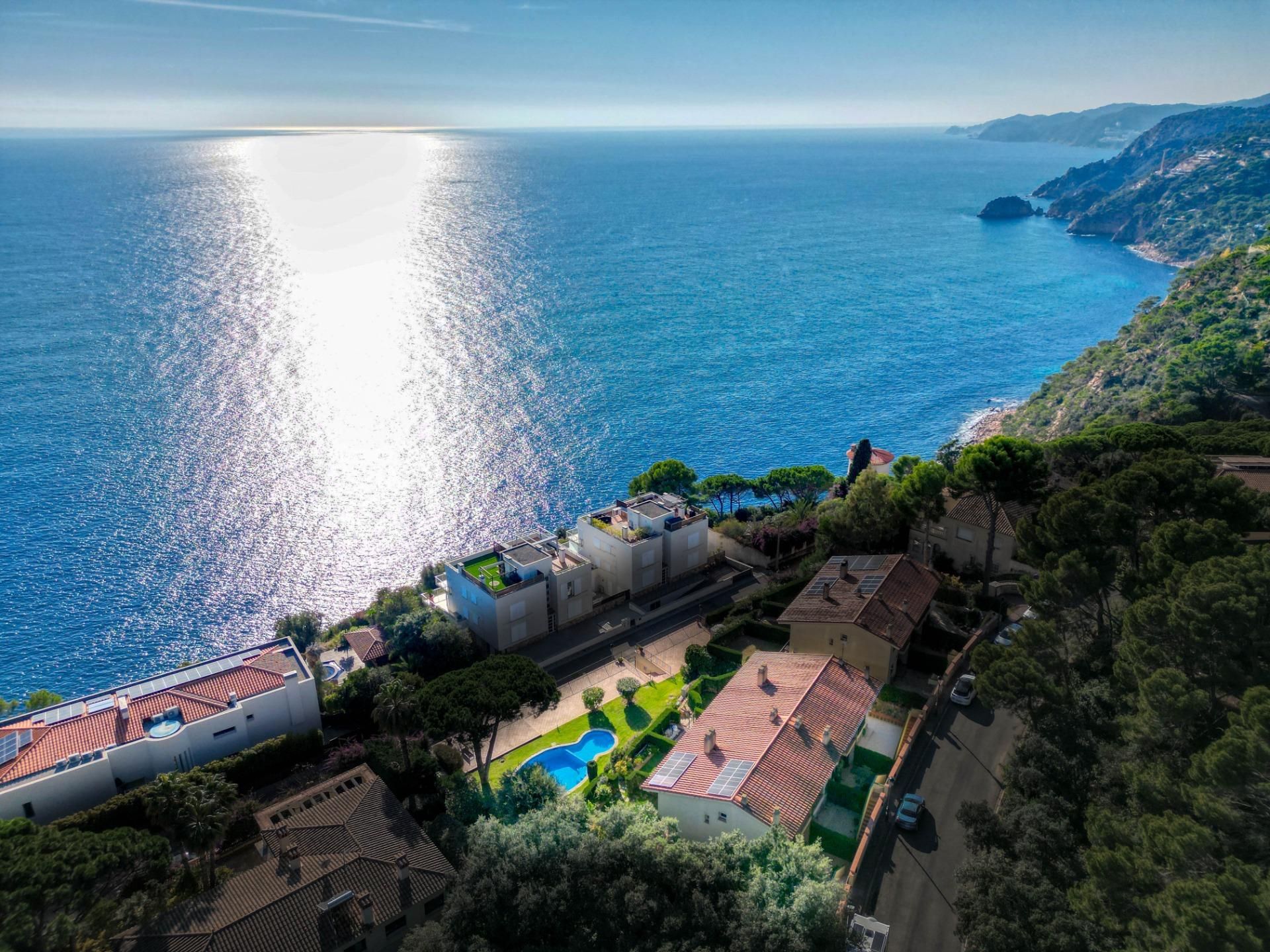 Exterior view of Single-family semi-detached for sale in Sant Feliu de Guíxols  with Air Conditioner, Heating and Private garden