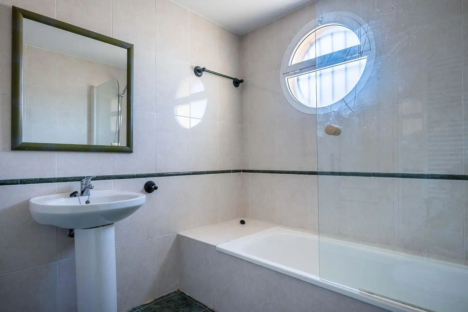 Baño de Casa adosada de alquiler en Espartinas con Aire acondicionado, Calefacción y Jardín privado