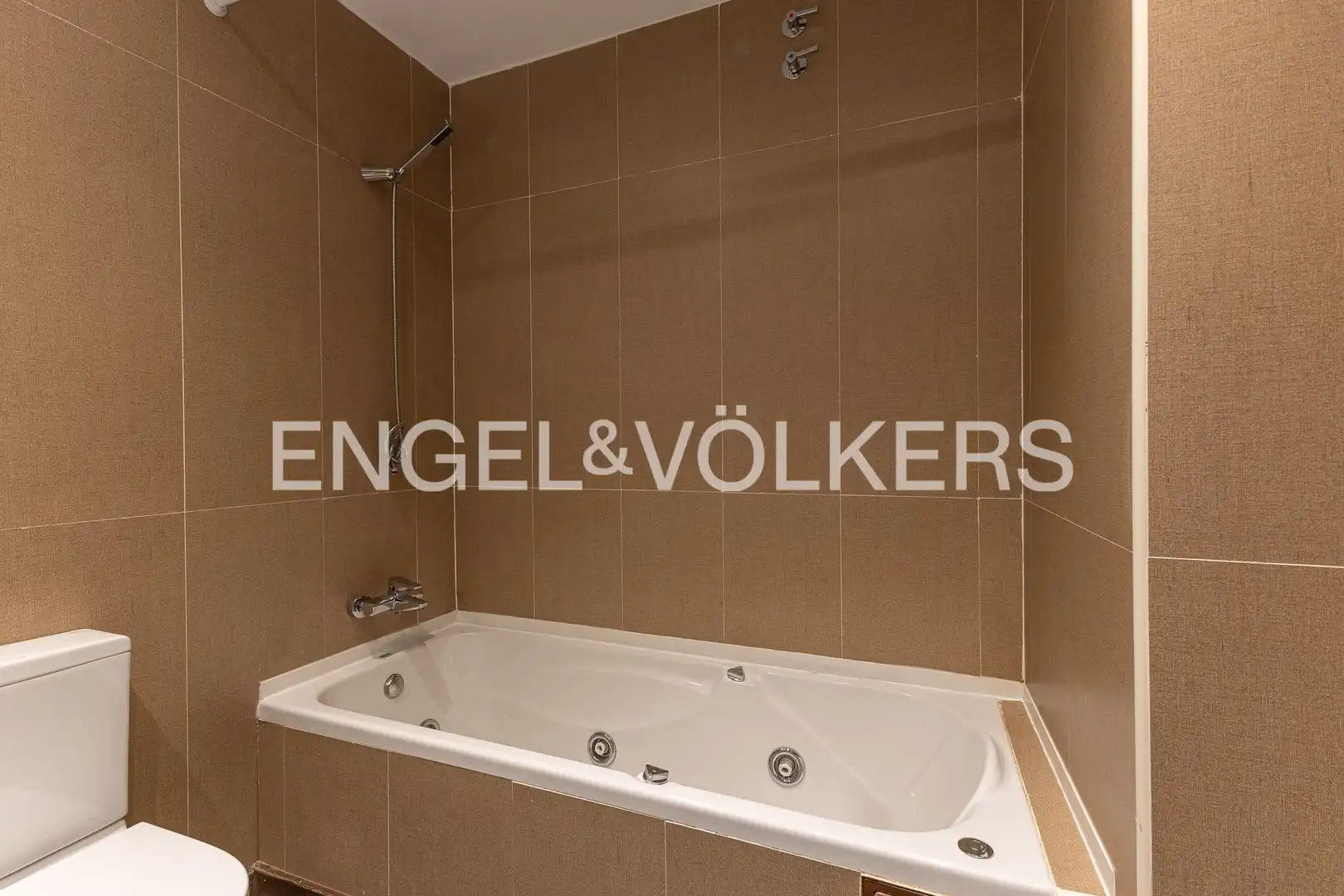 Bathroom of Flat for rent in Madrid  with Air Conditioner, Heating and Parquet flooring