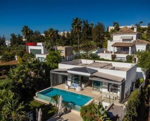 Vista exterior de Casa o xalet de lloguer en Benahavís amb Aire condicionat, Jardí privat i Terrassa