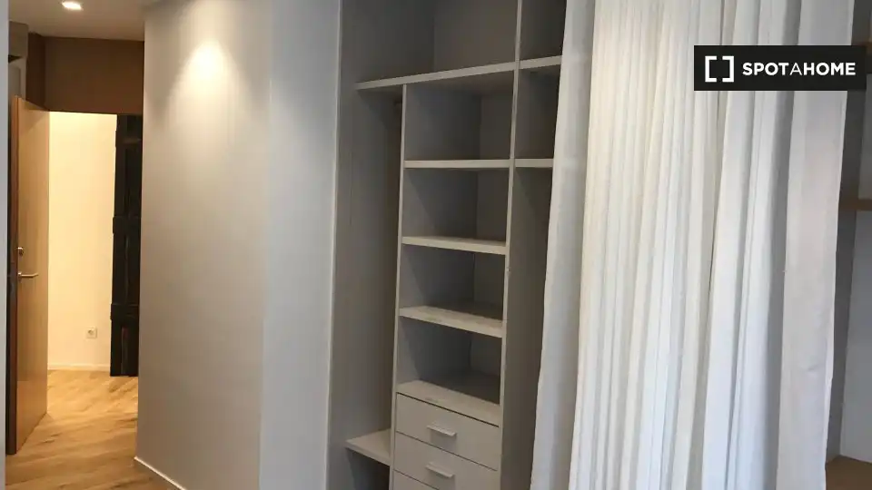 Room in Ensanche - Moyua - Diputación