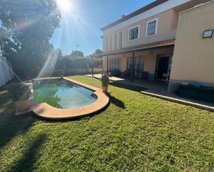 Jardí de Casa o xalet en venda en Dos Hermanas amb Aire condicionat, Terrassa i Piscina