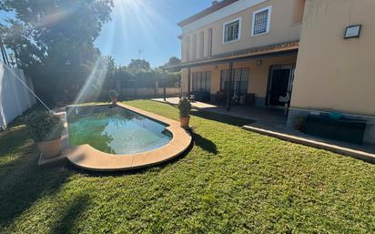 Jardí de Casa o xalet en venda en Dos Hermanas amb Aire condicionat, Terrassa i Piscina