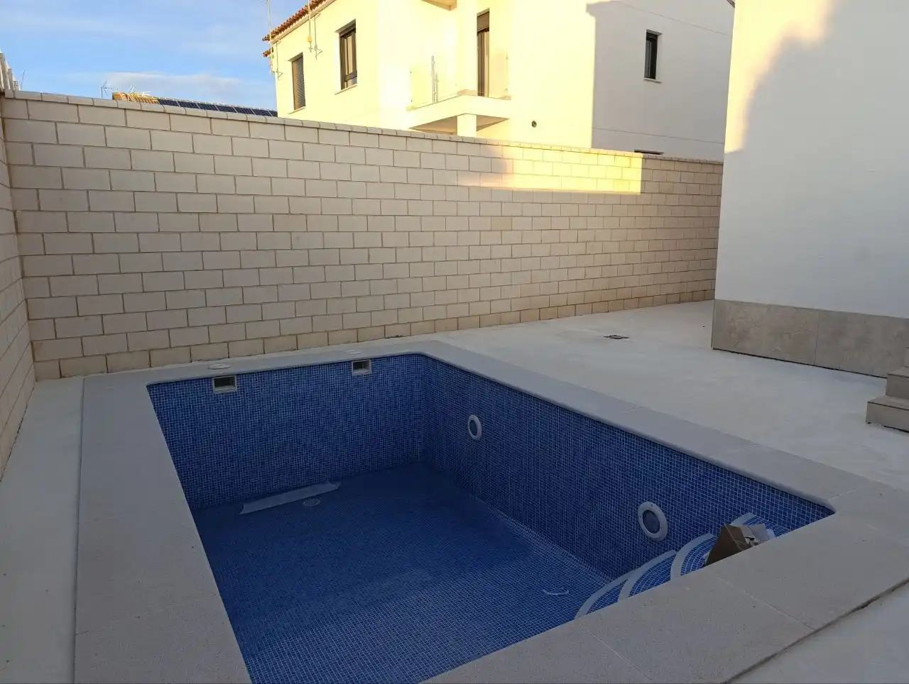 Schwimmbecken von Einfamilien-Reihenhaus zum Verkauf in Valdepeñas mit Heizung, Terrasse und Abstellraum