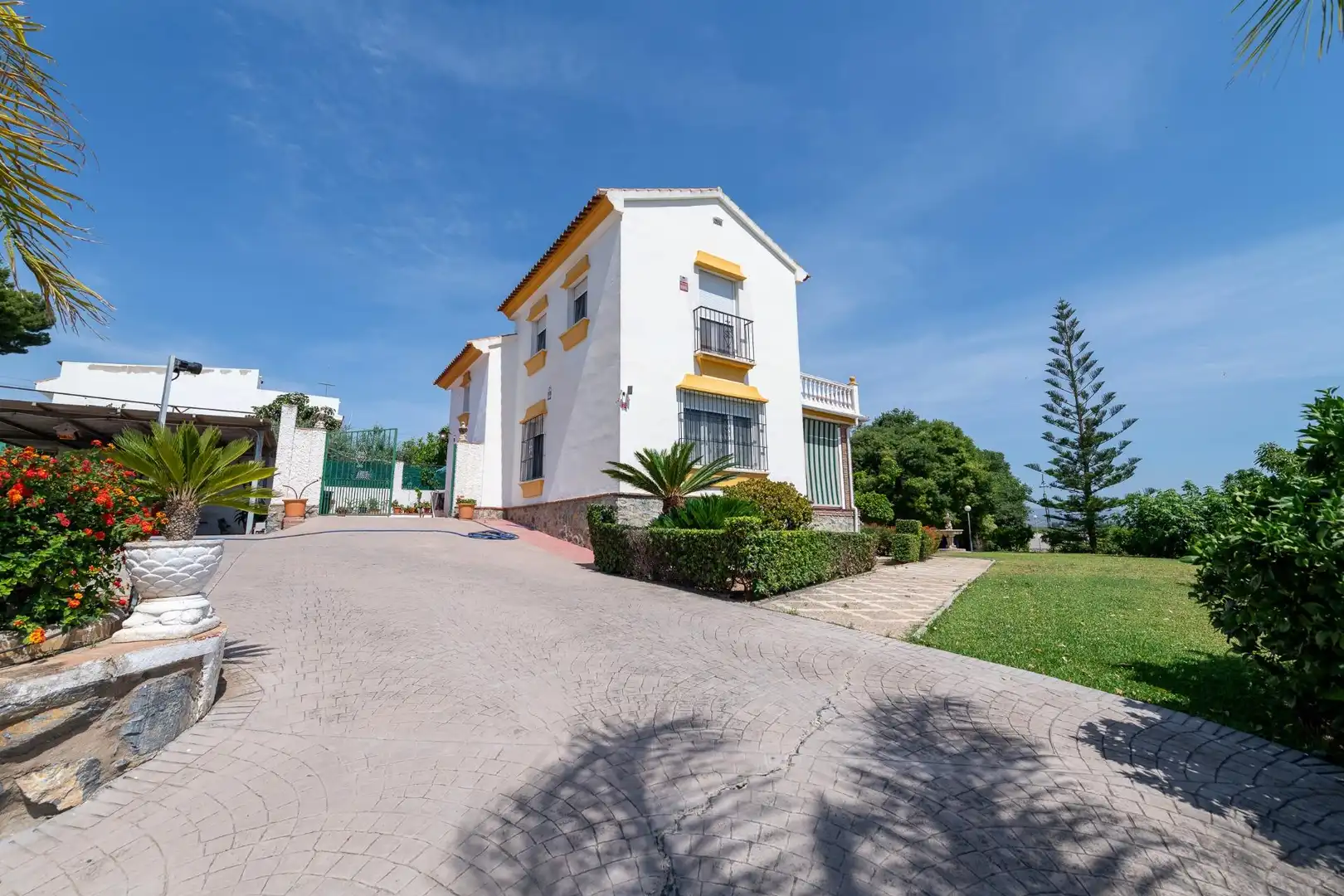 Vista exterior de Casa o chalet en venta en Alhaurín de la Torre con Aire acondicionado, Jardín privado y Terraza