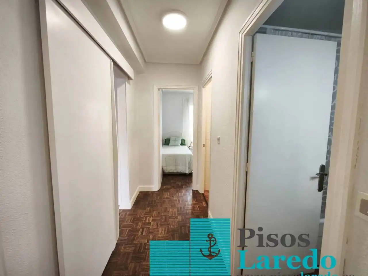 Piso en venta en Laredo con Calefacción, Parquet y Terraza