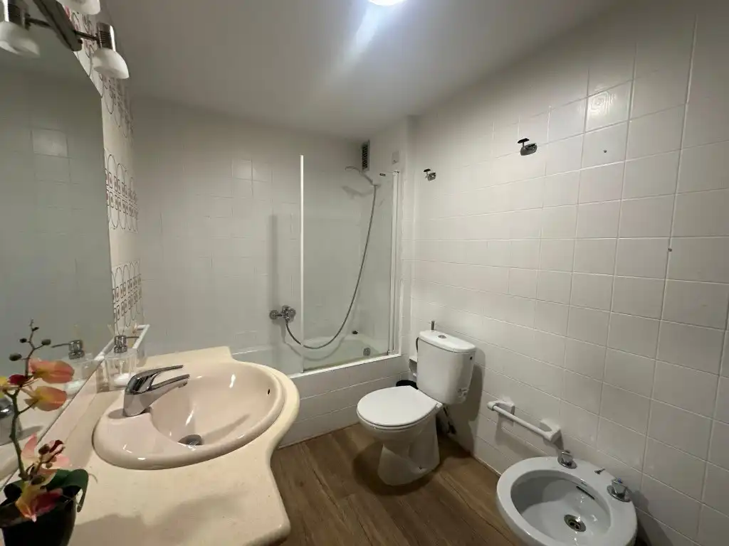 Badezimmer von Wohnung zur Miete in Córdoba mit Schwimmbad