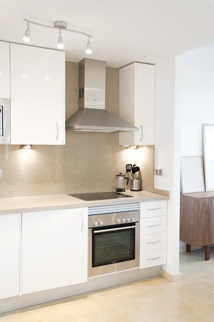 Küche von Wohnung zur Miete in Benahavís mit Klimaanlage, Privatgarten und Terrasse