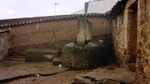 ANTIGUO ESTABLO. 
Este establo se sitúa dentro del pueblo, da a las dos calles casa vieja y dos naves con techo de uralita, tiene, imatge 4