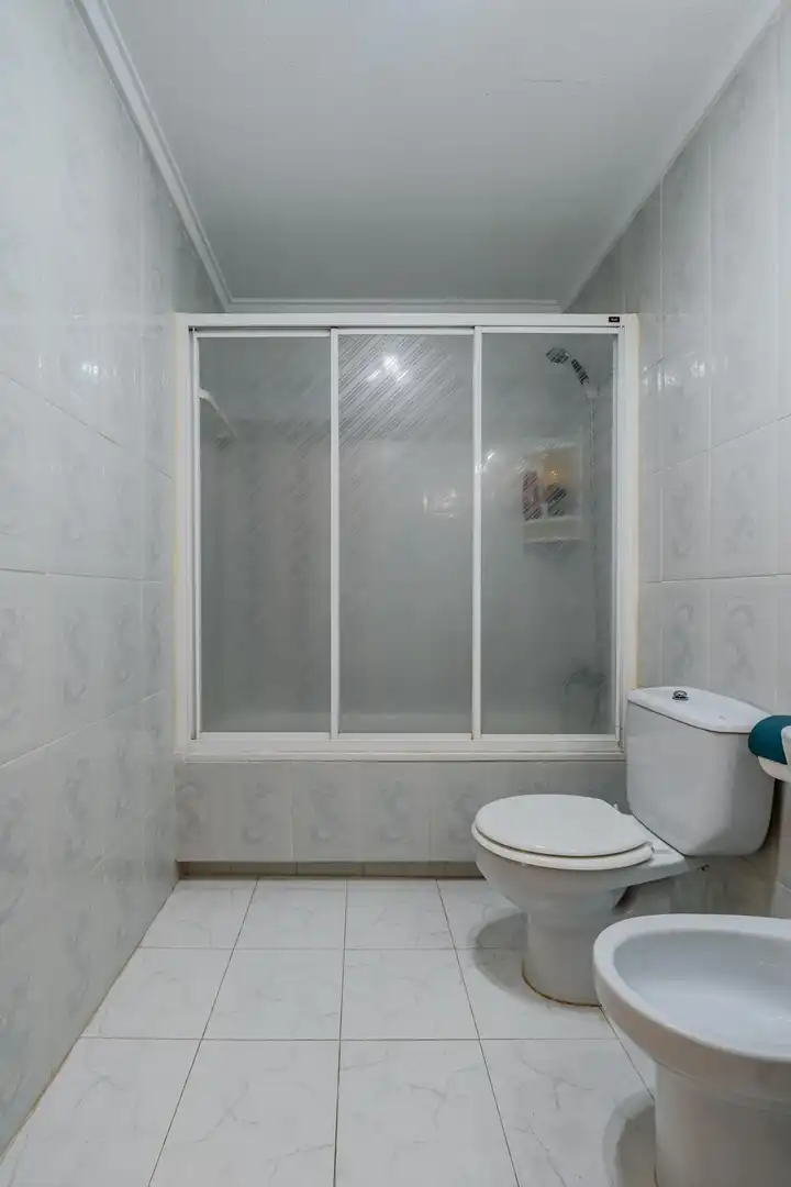 Bany de Apartament en venda en Torrevieja amb Jardí privat, Terrassa i Moblat