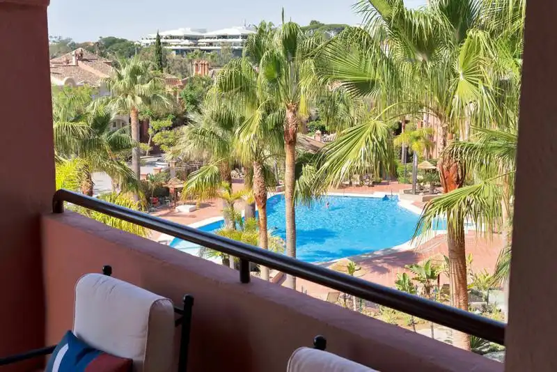 Terrasse von Dachboden zur Miete in Marbella mit Klimaanlage, Terrasse und Schwimmbad