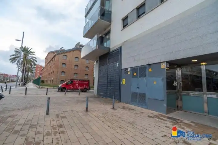 Vista exterior de Piso en venta en Badalona con Aire acondicionado, Calefacción y Jardín privado
