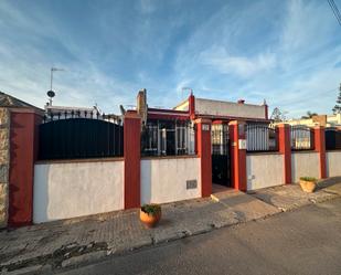 Vista exterior de Casa o xalet en venda en Sanlúcar de Barrameda amb Aire condicionat, Jardí privat i Terrassa