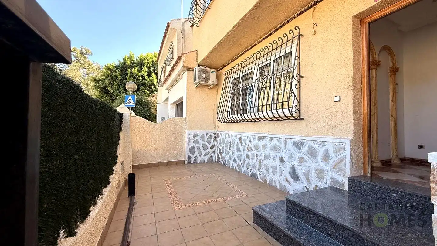 Vista exterior de Casa o xalet en venda en Cartagena amb Aire condicionat i Jardí privat