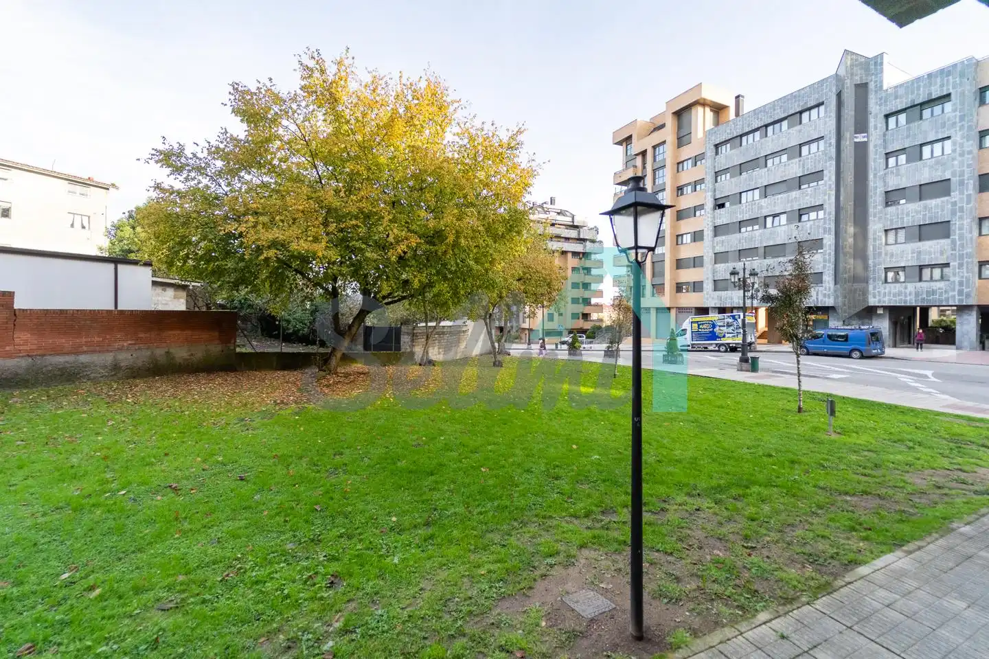 Vista exterior de Planta baja de alquiler en Oviedo  con Calefacción, Terraza y Amueblado
