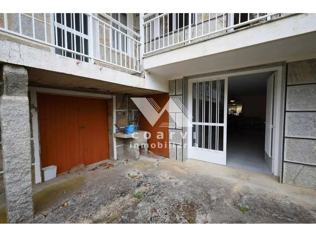 Aparcament de Casa o xalet en venda en A Merca   amb Jardí privat, Terrassa i Moblat