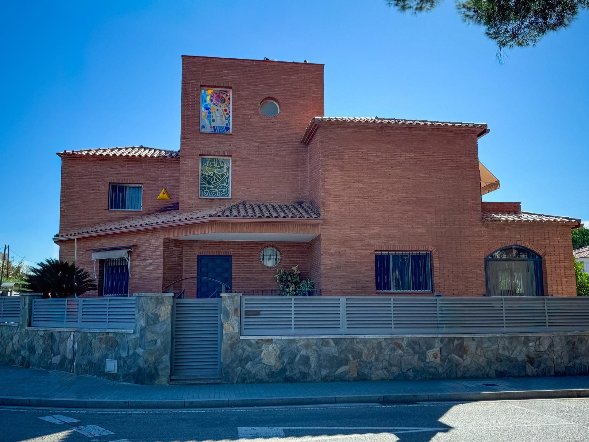 Vista exterior de Casa o xalet en venda en Calafell amb Aire condicionat, Calefacció i Jardí privat
