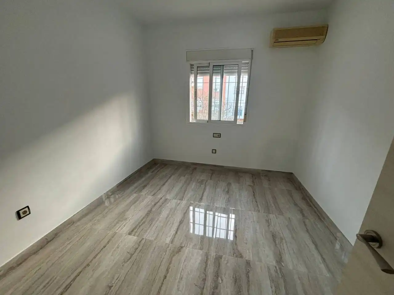 Habitación de Casa adosada en venta en Dos Hermanas con Aire acondicionado, Calefacción y Jardín privado