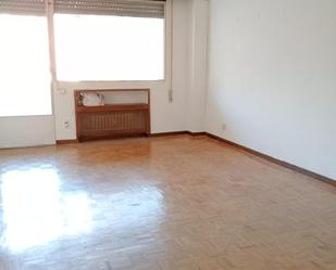 Sala d'estar de Apartament en venda en  Madrid Capital amb Aire condicionat, Calefacció i Terrassa