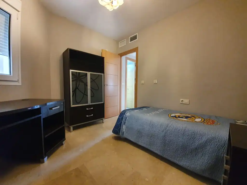 Schlafzimmer von Wohnung zum Verkauf in La Línea de la Concepción mit Möbliert, Ofen und Mikrowelle