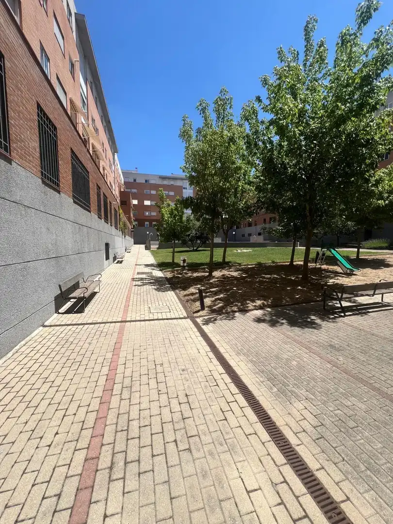 Vista exterior de Piso de alquiler en Madrid con Aire acondicionado, Calefacción y Jardín privado