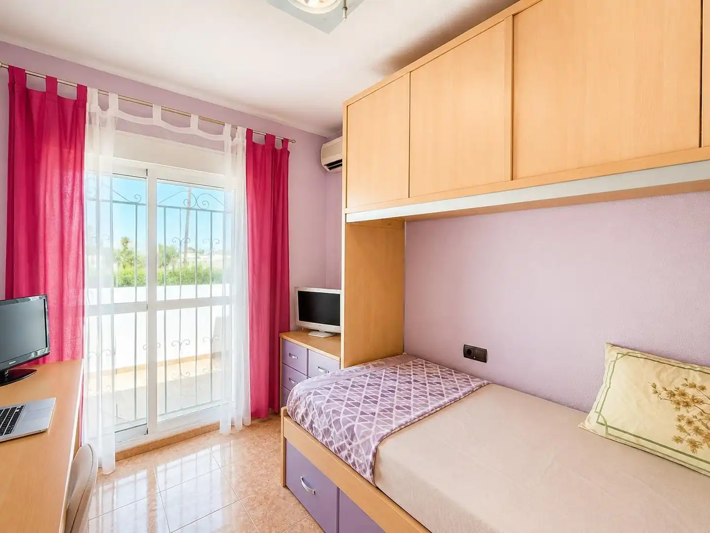 Dormitori de Casa o xalet en venda en El Campello amb Aire condicionat, Jardí privat i Terrassa