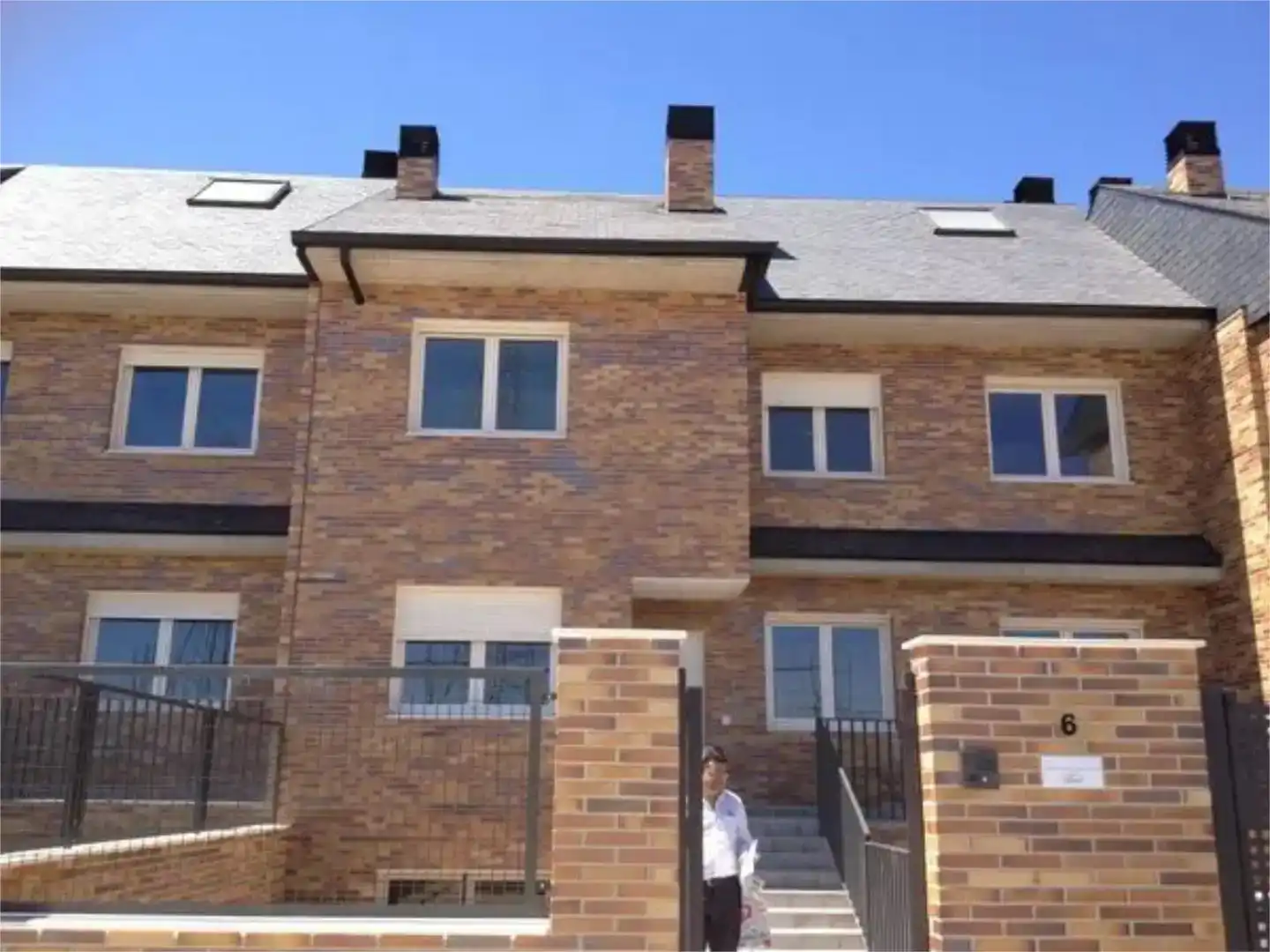 Vista exterior de Casa o xalet de lloguer en Majadahonda amb Aire condicionat i Balcó