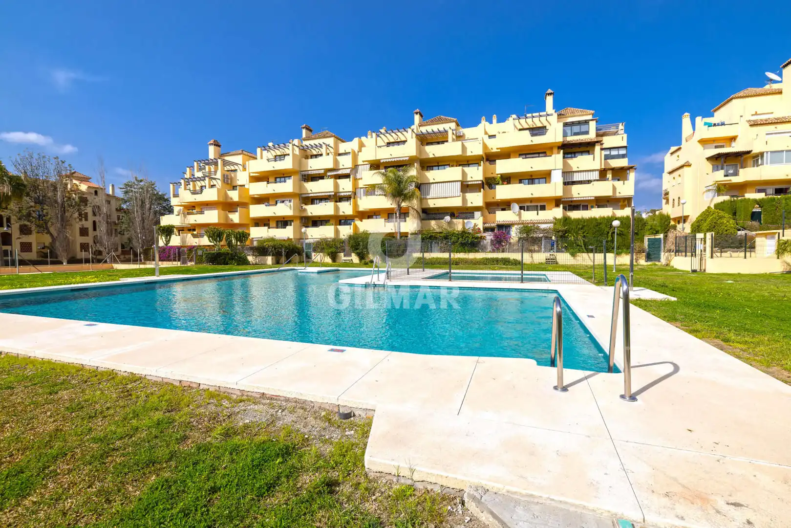 Vista exterior de Dúplex en venda en Estepona amb Calefacció, Traster i Balcó