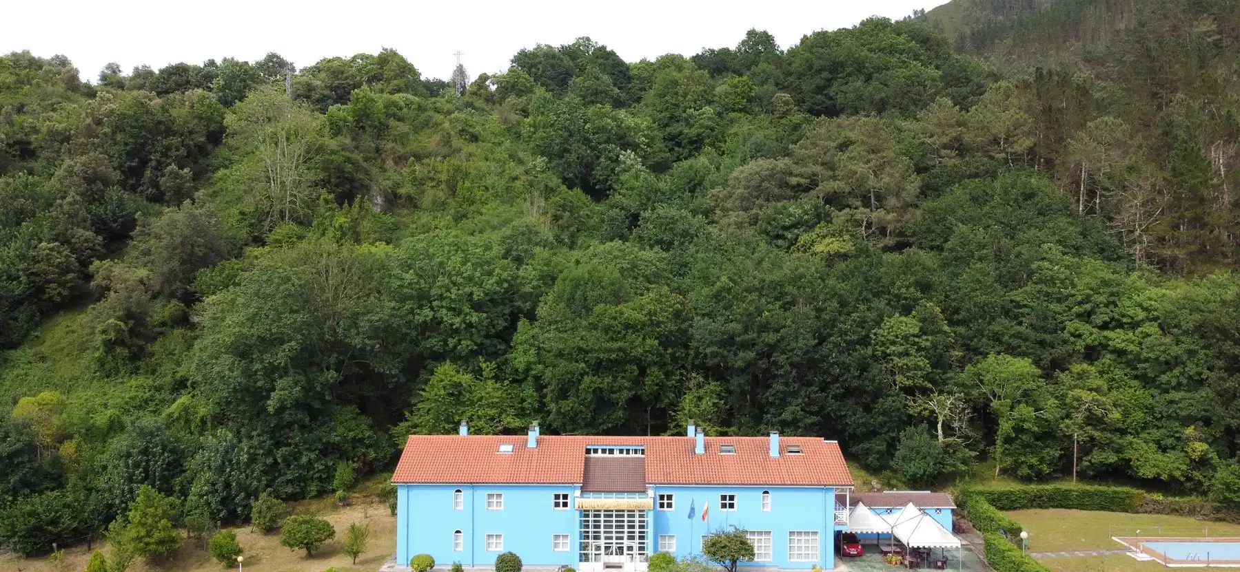 Vista exterior de Edifici en venda en Cangas de Onís amb Piscina comunitària