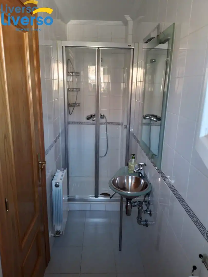 Badezimmer von Einfamilien-Reihenhaus zum Verkauf in Pradoluengo mit Heizung, Privatgarten und Parkett