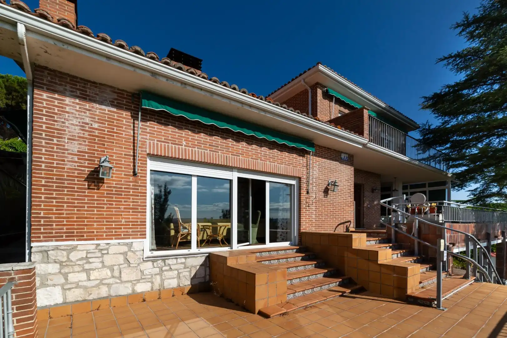 Vista exterior de Casa o xalet en venda en Tudela de Duero amb Calefacció, Jardí privat i Terrassa