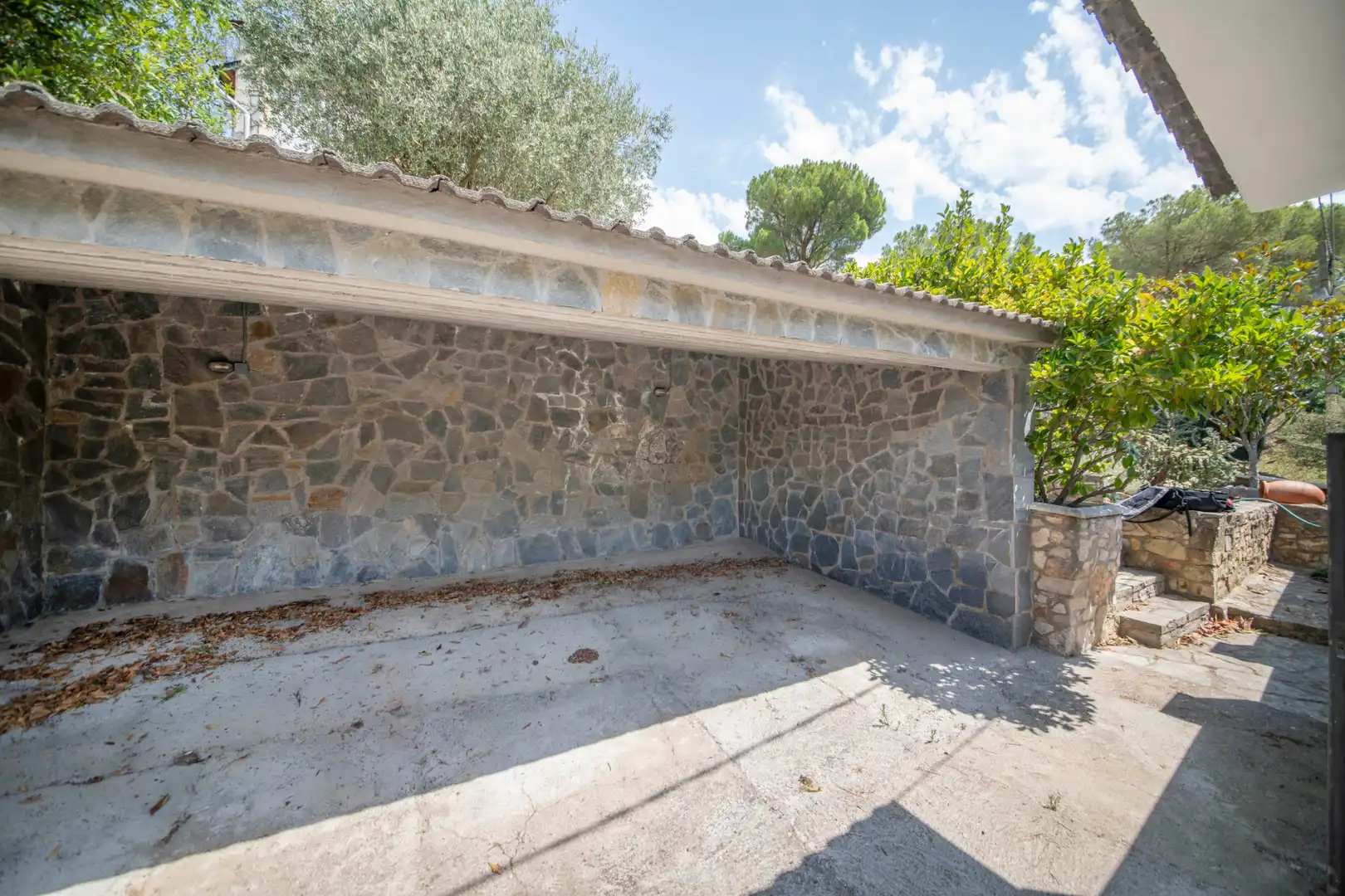 Parkplatz von Country house zum Verkauf in La Torre de Claramunt mit Privatgarten, Terrasse und Möbliert