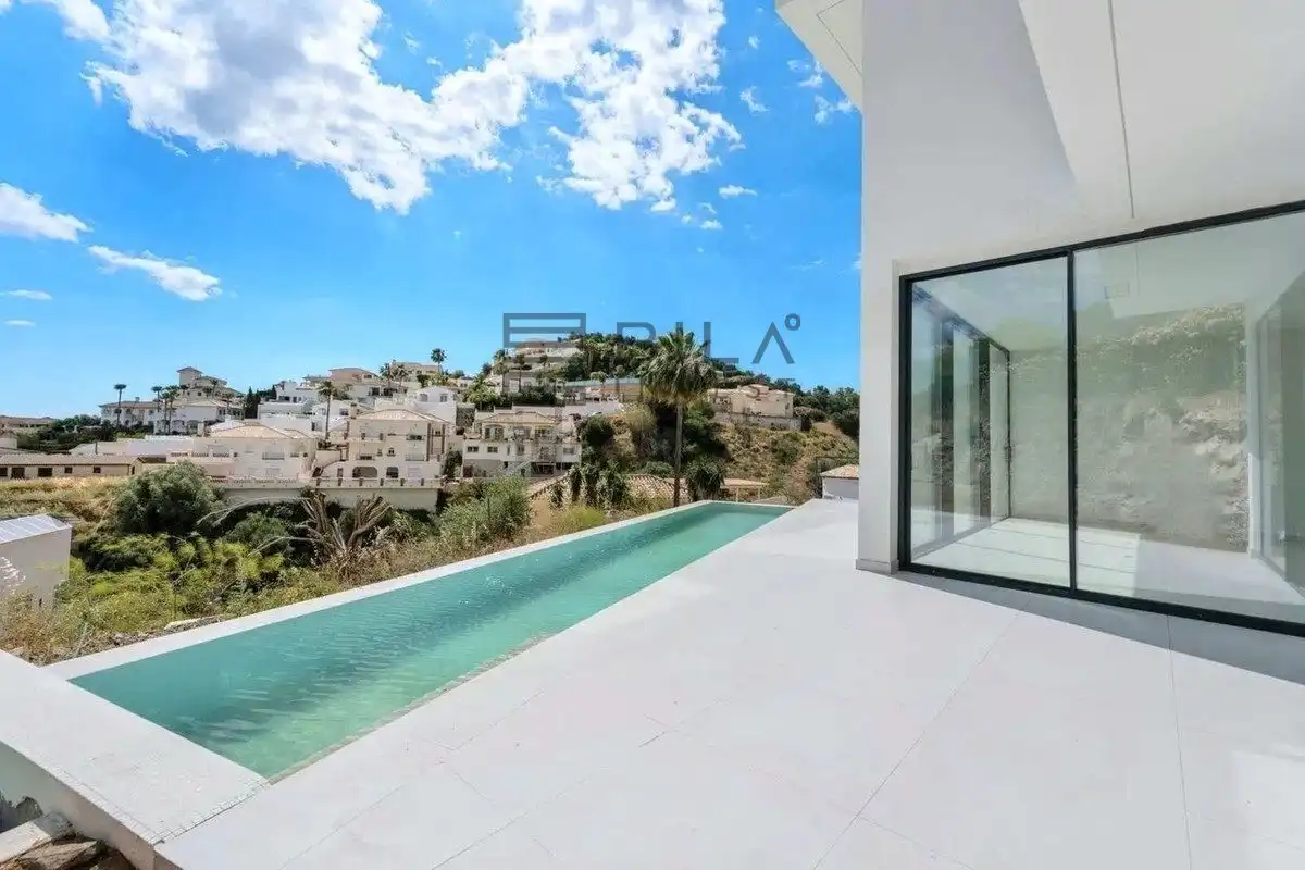 Chalet con piscina en venta en Cerros del Aguila, imagen 2