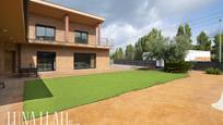 Vista exterior de Casa o xalet en venda en Canyelles amb Aire condicionat, Terrassa i Piscina