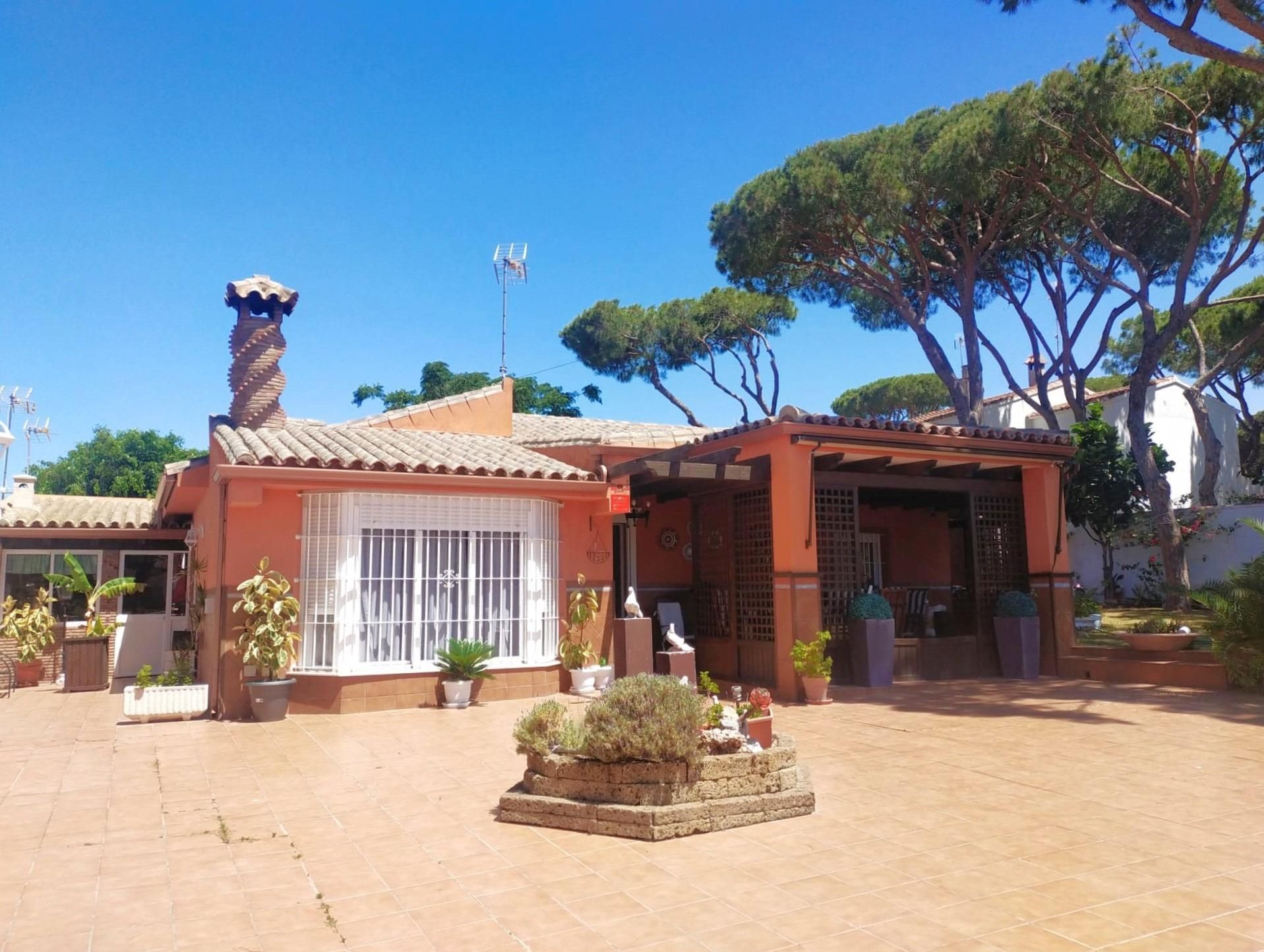Vista exterior de Casa o xalet en venda en Chiclana de la Frontera amb Aire condicionat, Jardí privat i Traster