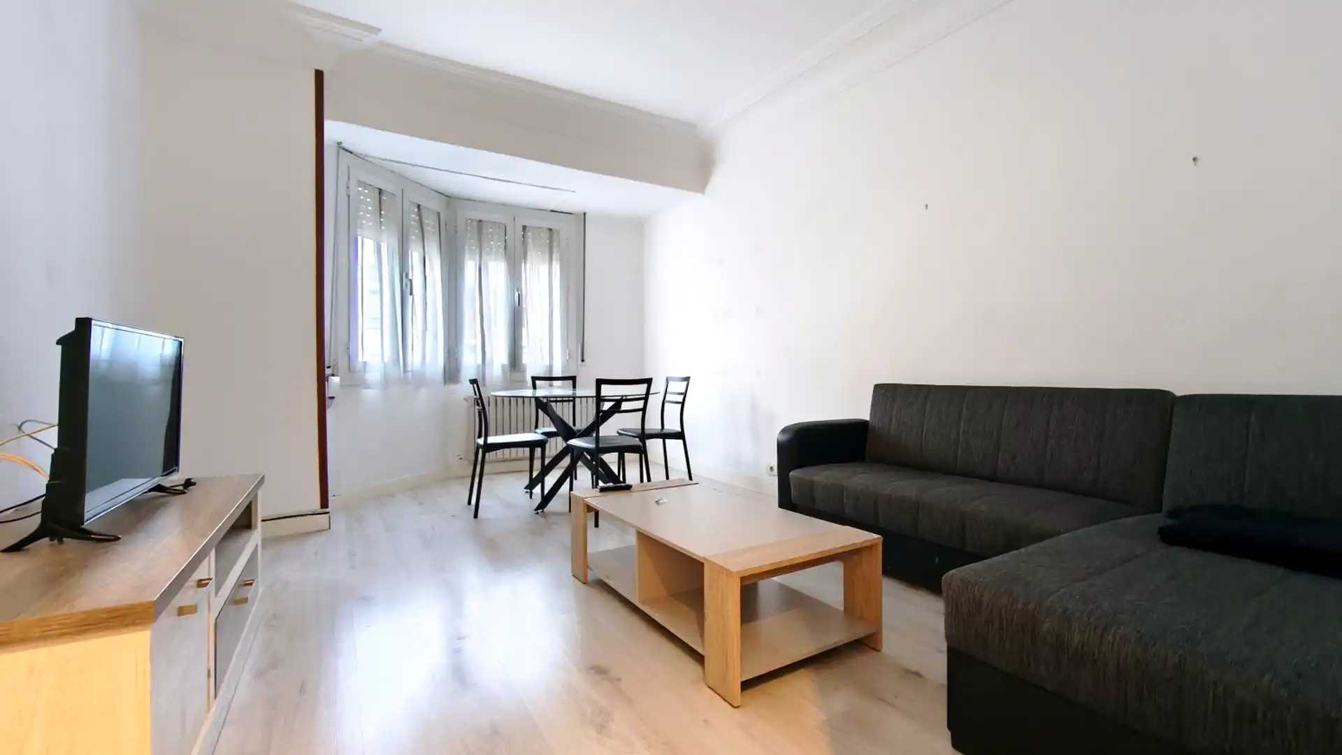 Living room of Flat for sale in  Logroño  with Heating, Parquet flooring and Furnished