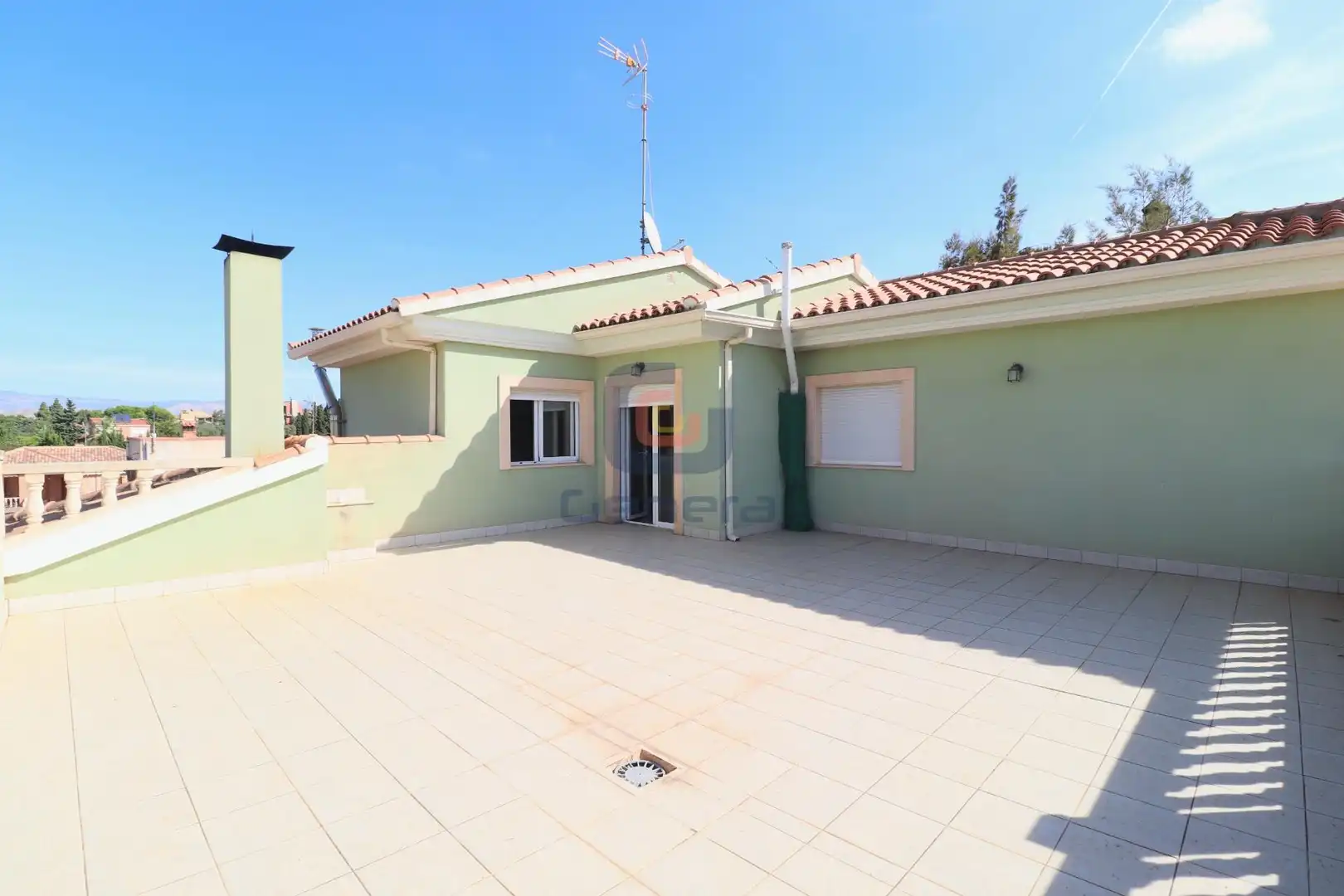 Vista exterior de Casa o chalet en venta en San Vicente del Raspeig / Sant Vicent del Raspeig con Aire acondicionado, Calefacción y Jardín privado