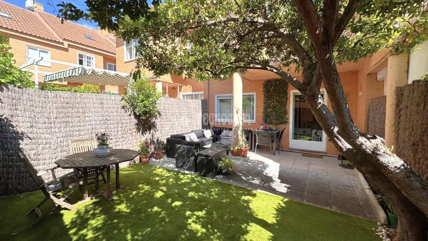 Jardí de Casa adosada en venda en Boadilla del Monte