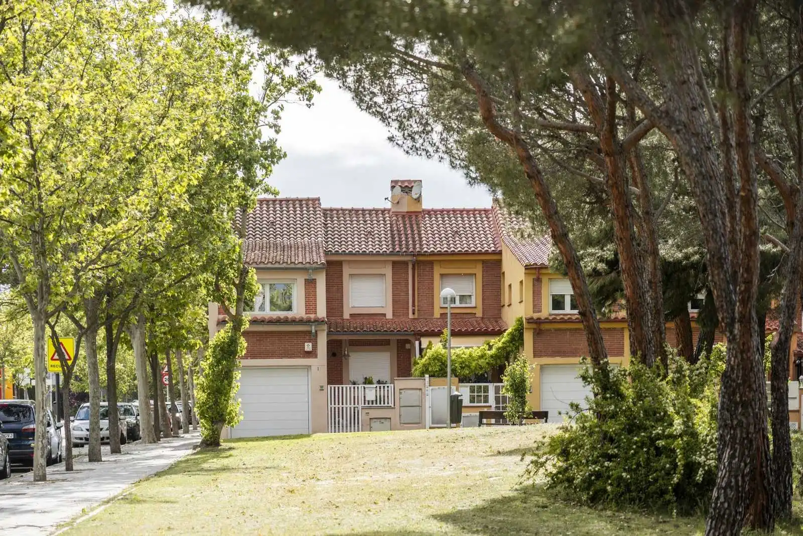 Vista exterior de Casa o xalet de lloguer en Madrid amb Aire condicionat, Calefacció i Jardí privat