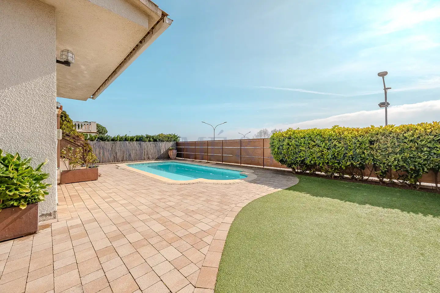 Schwimmbecken von Einfamilien-Reihenhaus zum Verkauf in Sant Andreu de Llavaneres mit Heizung, Privatgarten und Parkett