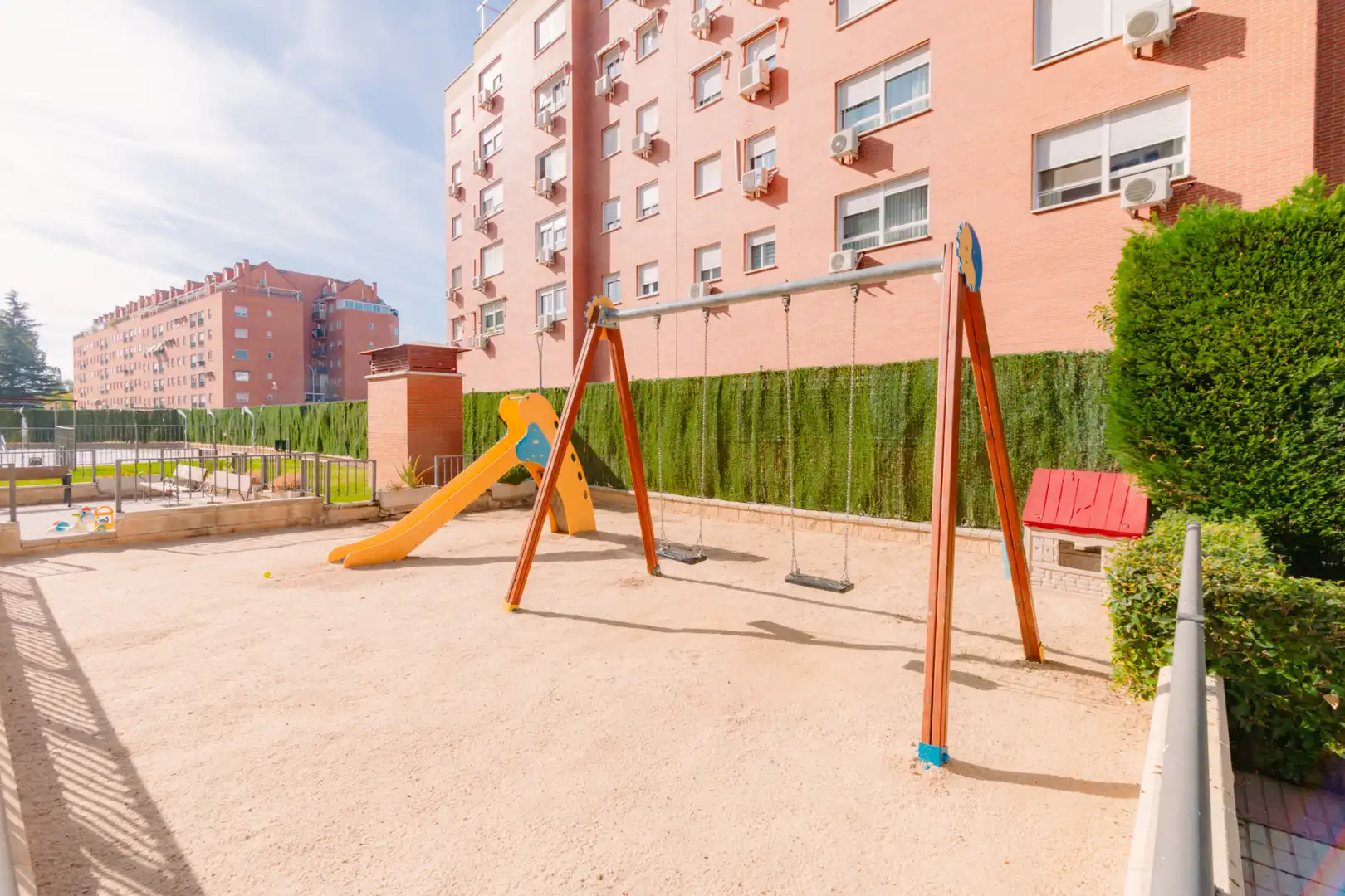 Aparcament de Àtic en venda en Alcalá de Henares amb Jardí privat, Terrassa i Alarma