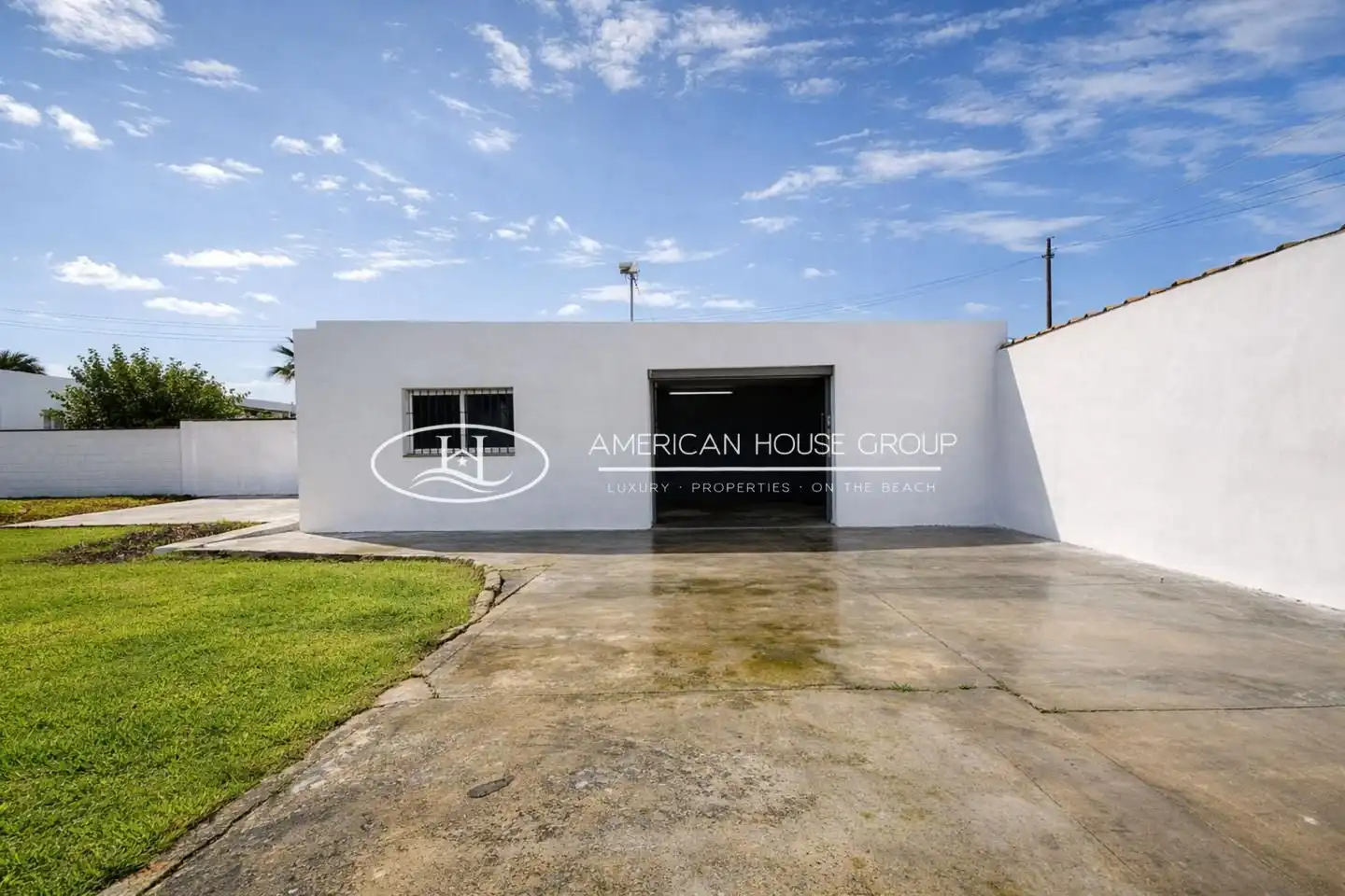 Vista exterior de Casa o xalet en venda en Chiclana de la Frontera amb Jardí privat i Moblat