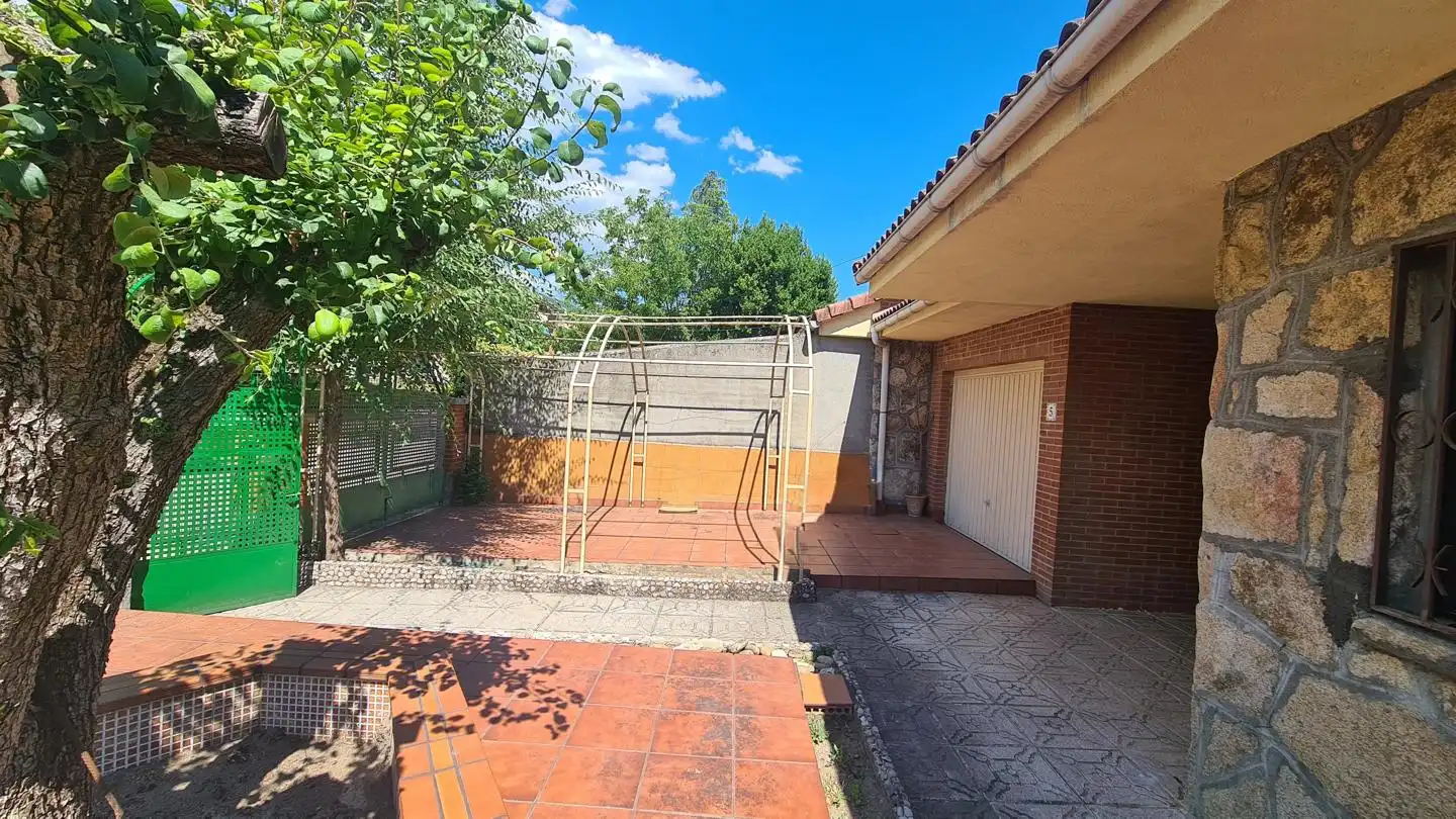 Garden of Houses for sale in La Adrada   with Private garden