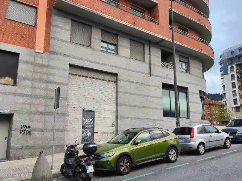 Vista exterior de Local en venda en Bilbao 