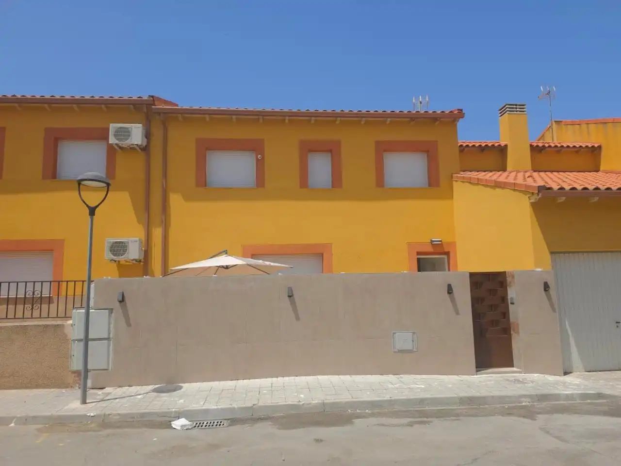 Vista exterior de Casa adosada en venda en Magán amb Calefacció, Parquet i Terrassa