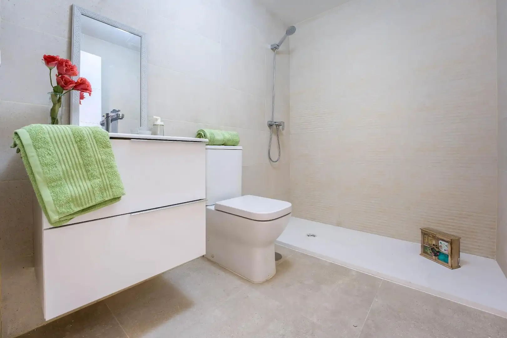 Bathroom of Flat for sale in Sevilla  with Air Conditioner and Terrace