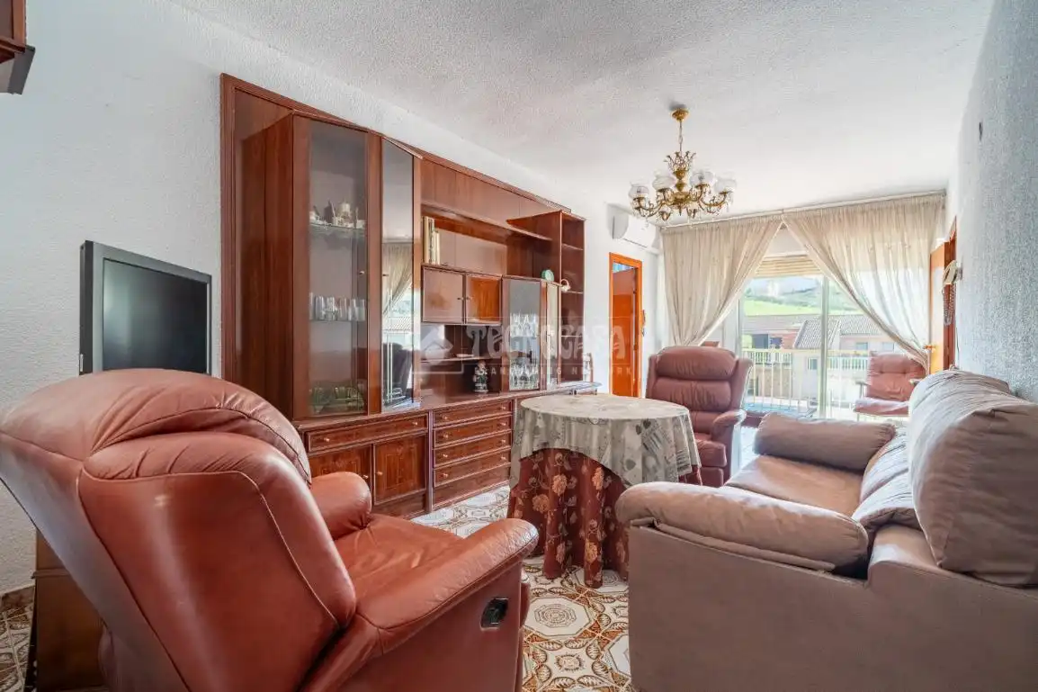 Sala d'estar de Casa adosada en venda en Iznalloz amb Aire condicionat