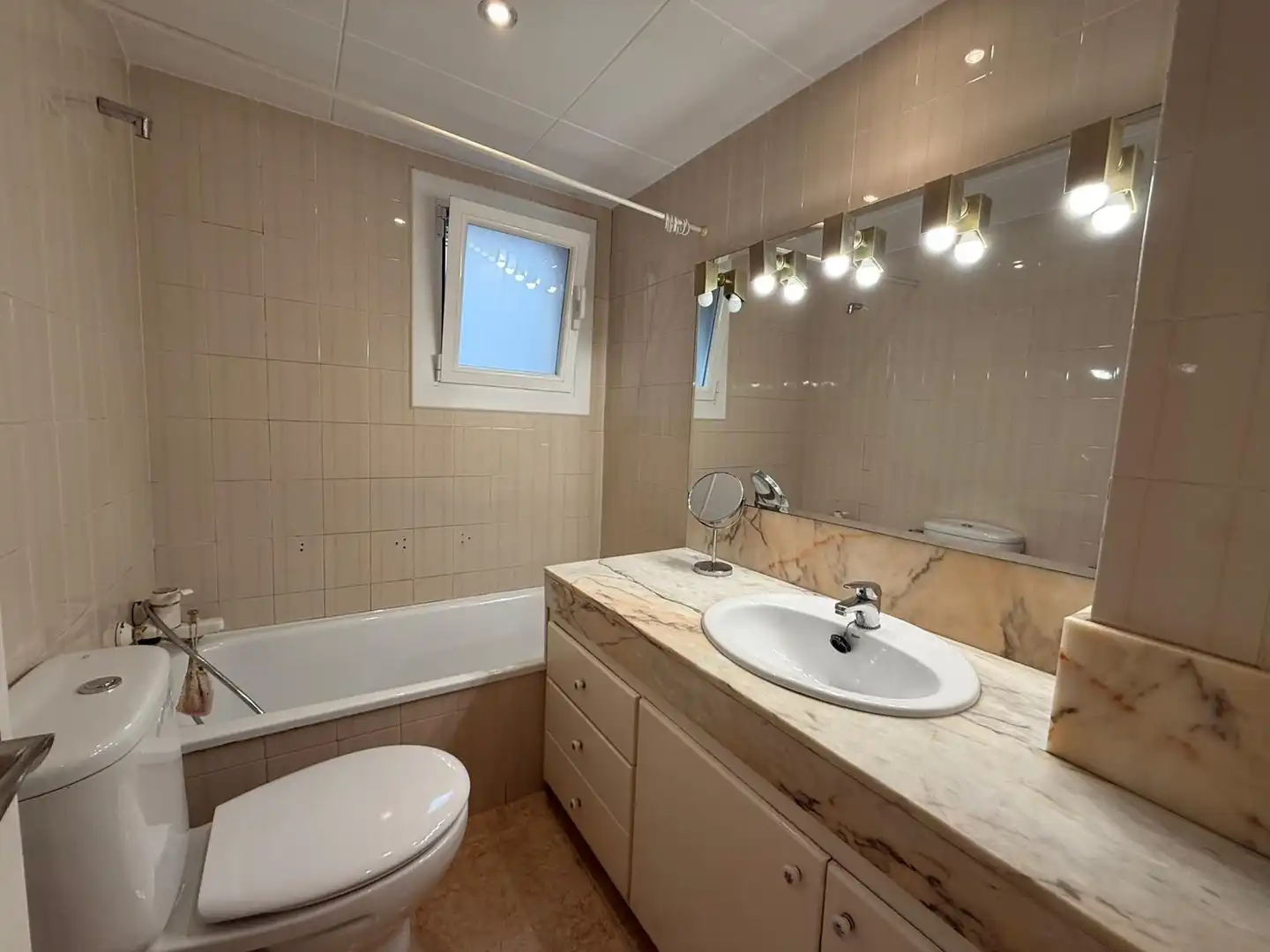 Badezimmer von Wohnungen zum Verkauf in Sant Feliu de Guíxols mit Heizung, Terrasse und Möbliert